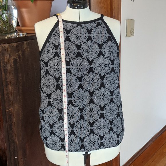 GAP keyhole tie black & white medallion top EUC - Picture 3 of 8